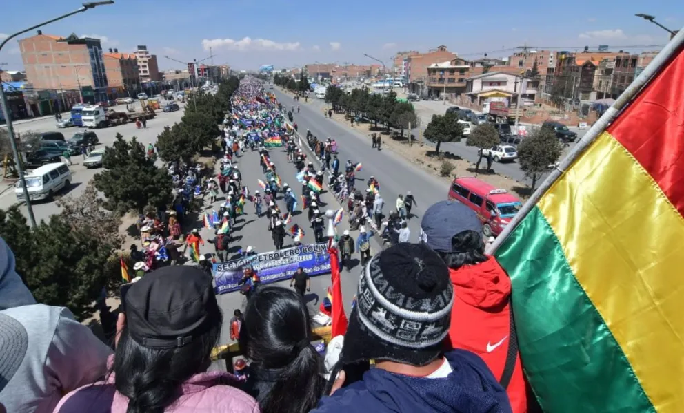 Las clases en unidades educativas en las zonas por donde pasa la marcha encabezada por Evo Morales, se suspendieron a nivel presencial. Foto: APG
