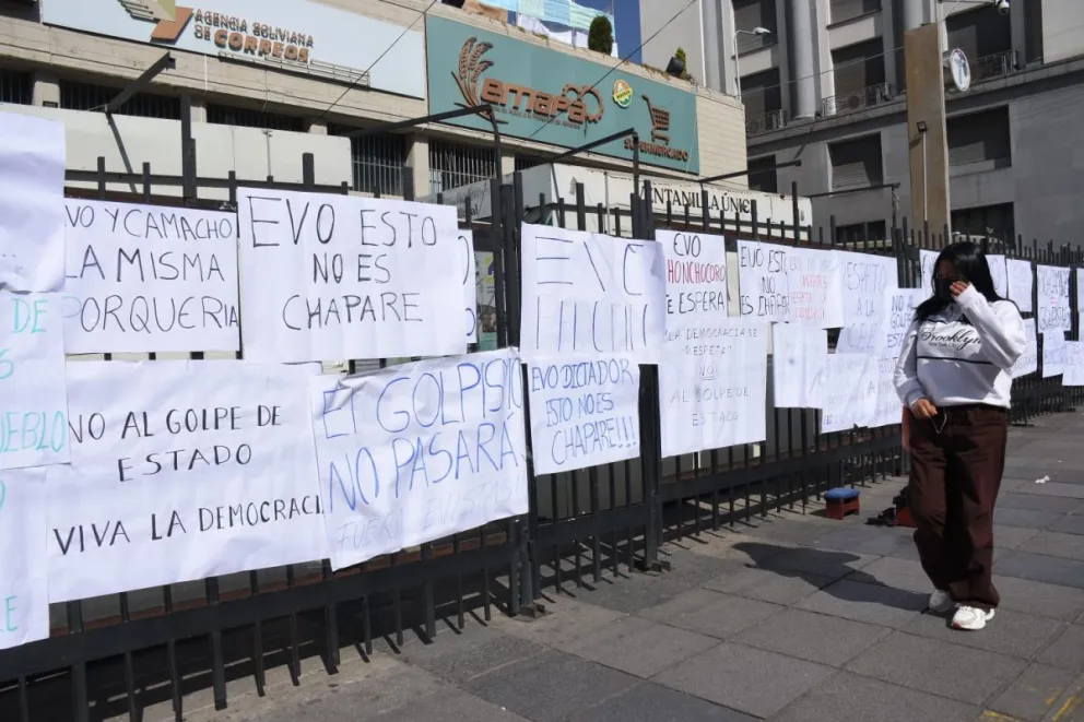 Los mensajes contra Morales en el frontis del edificio. Foto: APG