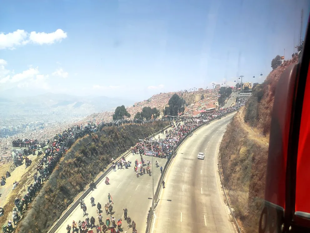 La marcha que lidera Morales, este lunes, en su recorrido por la autopista La Paz-El Alto. 