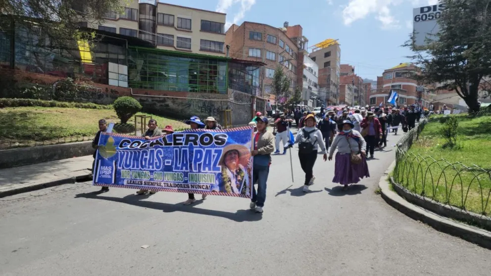 Cocaleros afines al expresidente Evo Morales ingresan por Miraflores, rumbo al centro de La Paz. foto: Visión 360