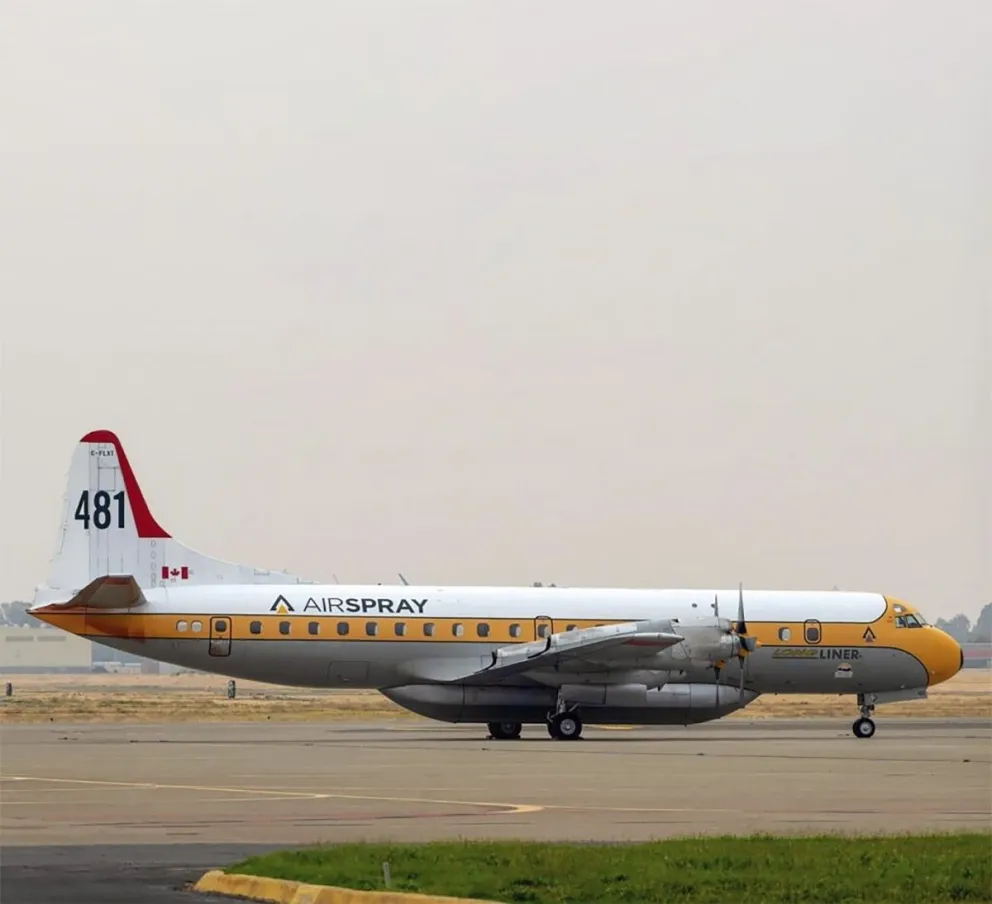 El avión cisterna cisterna Electra Tanker 481, con capacidad de descargas múltiples de agua de 11.300 litros, arribó el sábado. Foto: Viceministerio de Comunicación.
