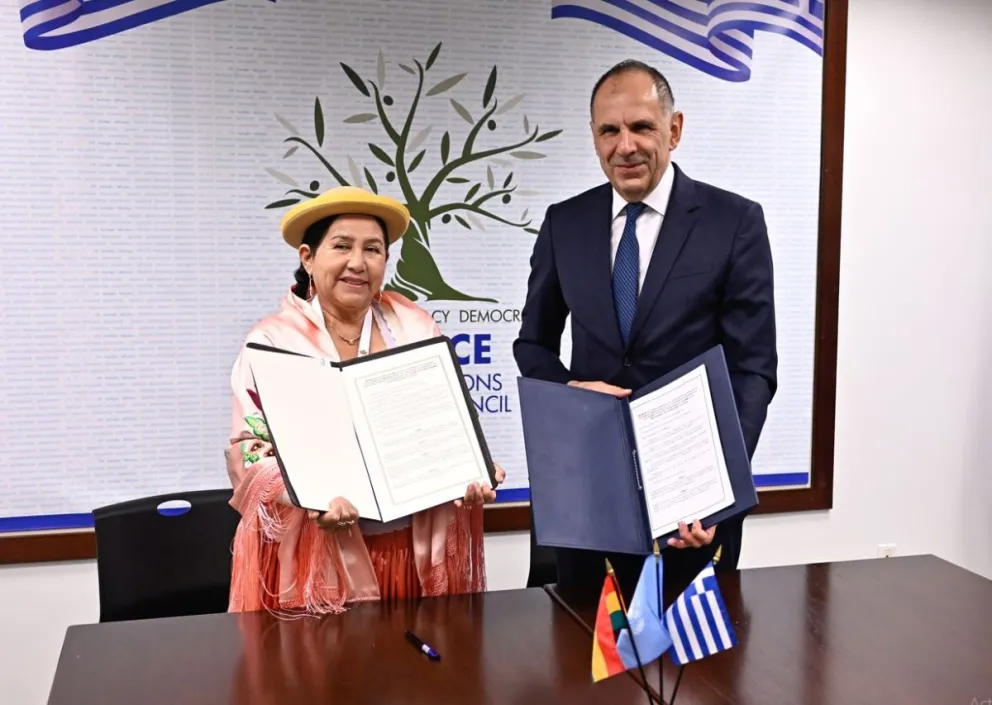 La ministra de RREE, Celinda Sosa, con el canciller griego, Giorgos Gerapetitis. Foto: Ministerio RREE