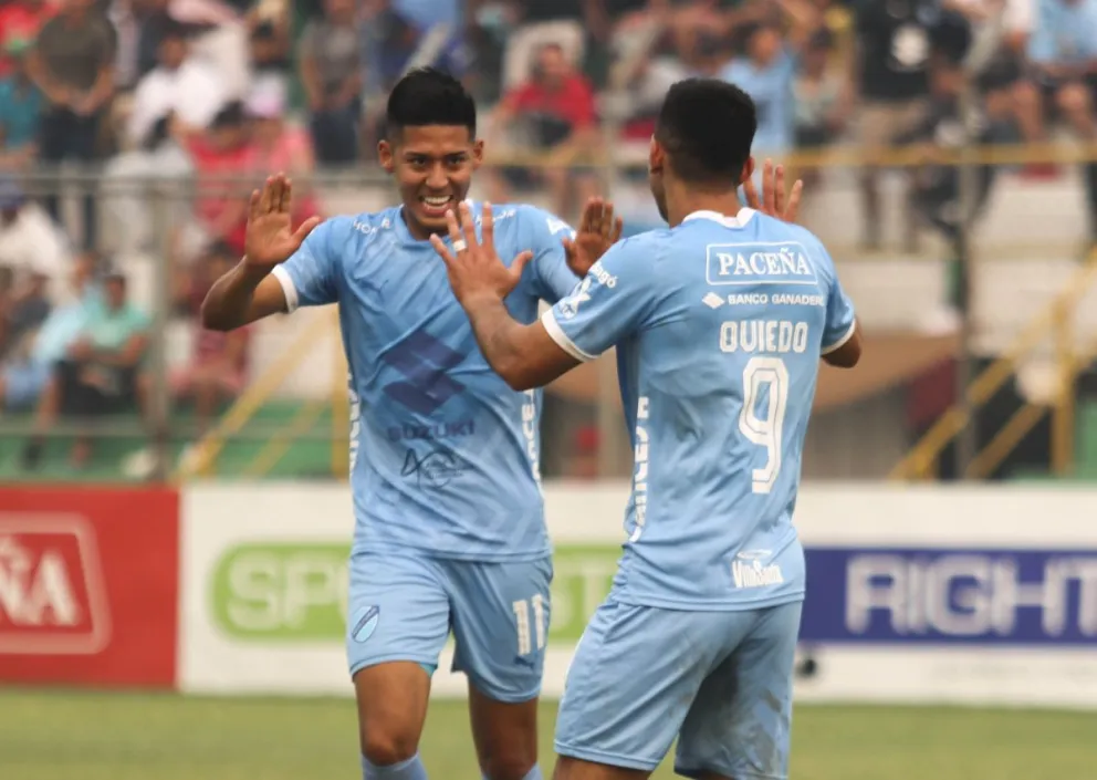 Ramiro Vaca y Alfio Oviedo en la celebración del segundo gol de los bolivaristas en Montero. Foto: APG