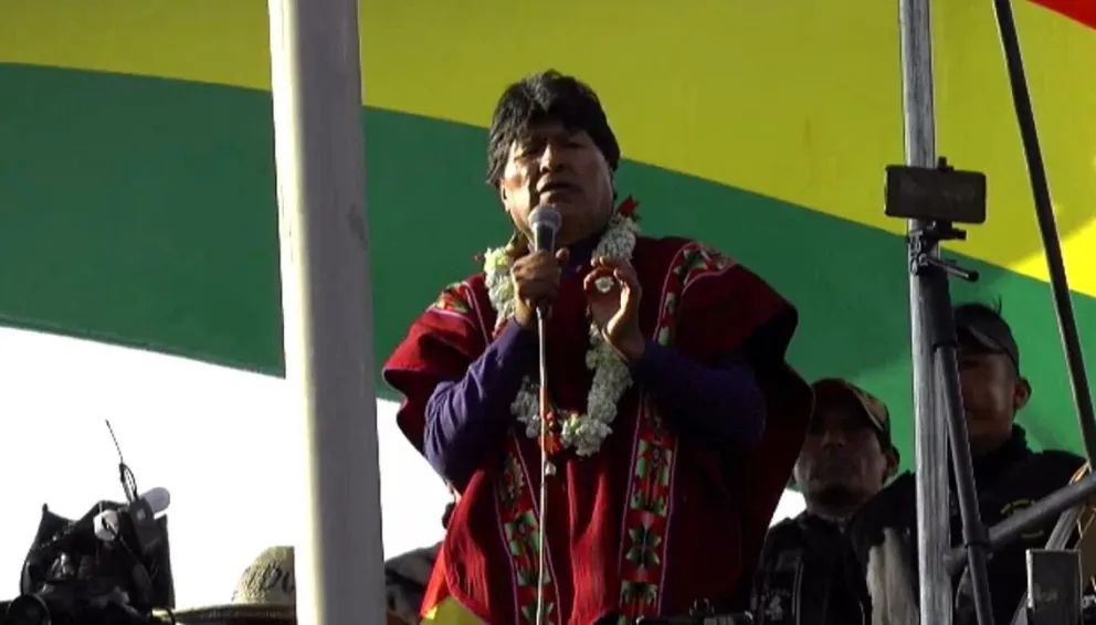 El presidente Evo Morales da su discurso en el mitin de la marcha que llegó desde Caracollo hasta La Paz, en la Av. Montes. Foto: Captura