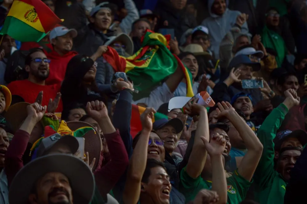 Hinchas alientan a la selección en el partido del 5 de septiembre frente a Perú en Villa Ingenio. Foto: APG.