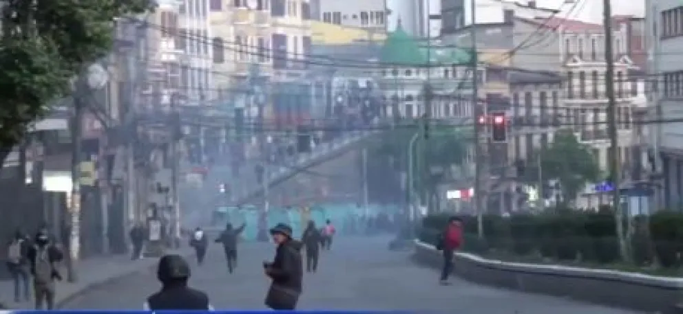 Grupos "arcistas" y "evistas" se enfrentan en la avenida Montes, en La Paz. Foto: captura