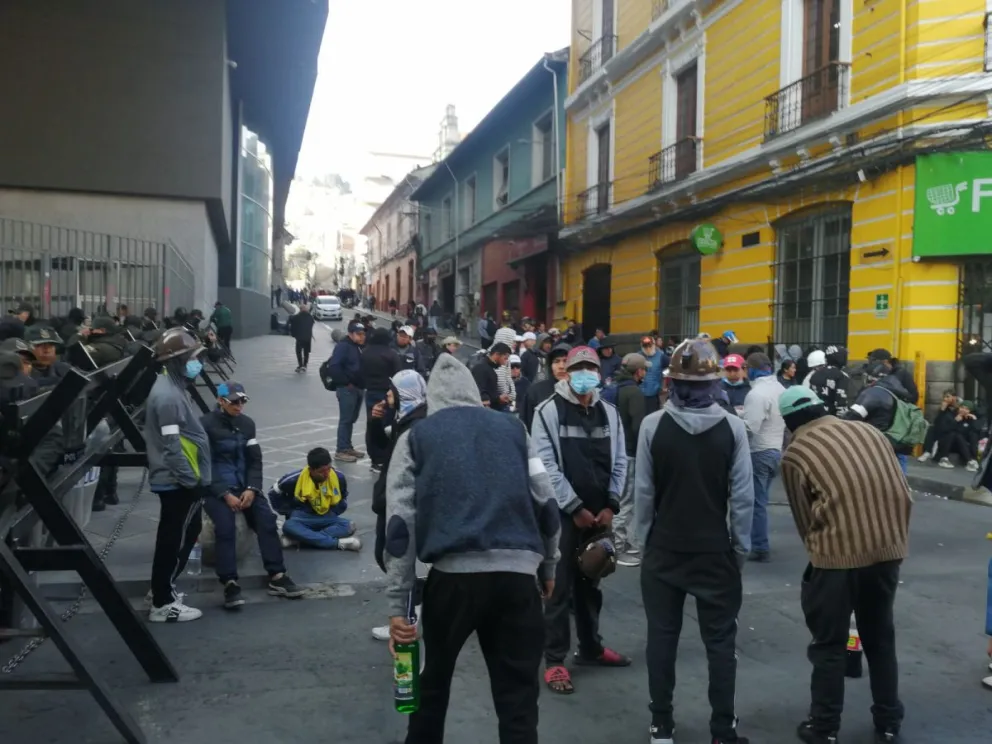 Grupos de choque arcistas resguardan el ingreso a la Plaza Murillo en la calle Ayacucho.  Foto: Leny Chuquimia
