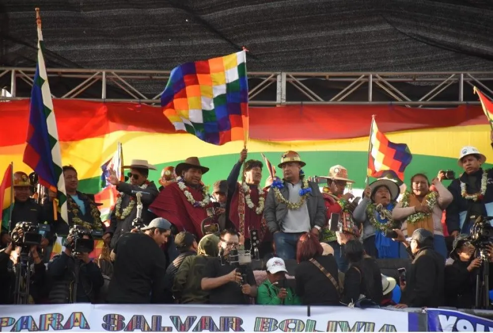 El expresidente Evo Morales, en el palco de la avenida Montes, junto a sus dirigentes de confianza. Foto: APG