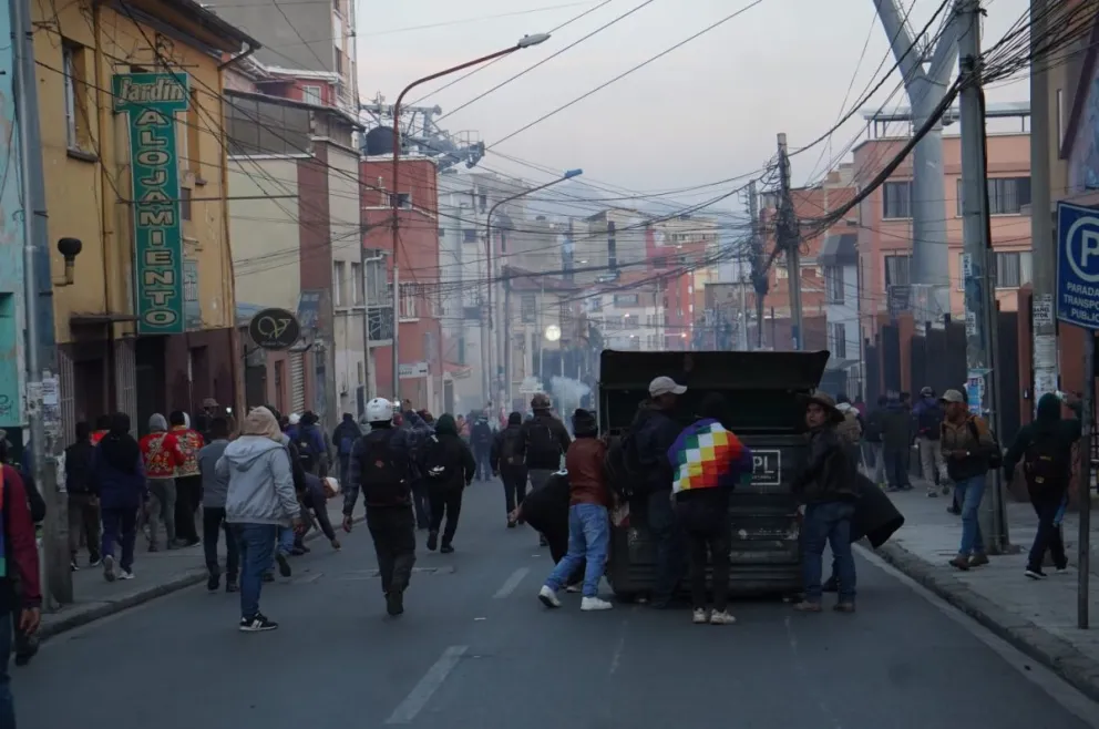 Los marchistas descendieron hacia el Centro paceño por distintos puntos. Foto: APG