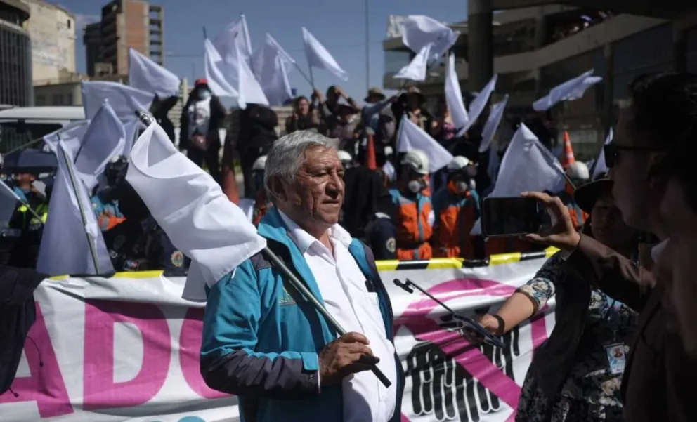 El alcalde de La Paz, Iván Arias, acompañado por funcionarios ediles llevan banderas blancas. Foto: GAMLP