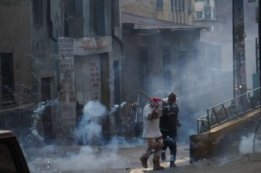 Enfrentamiento entre "evistas" y "arcistas" en las inmediaciones de la avenida Montes, en La Paz. Foto: APG