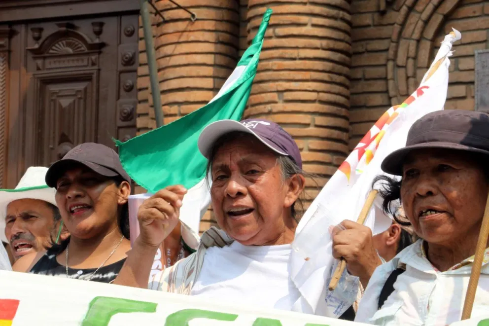 Indígenas participan en una manifestación para exigir soluciones a los incendios forestales este lunes, en Santa Cruz (Bolivia). Foto: EFE