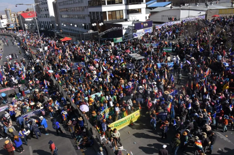 Marchistas "evistas" concentrados cerca del puente de la Cervecería esta tarde. Foto: APG