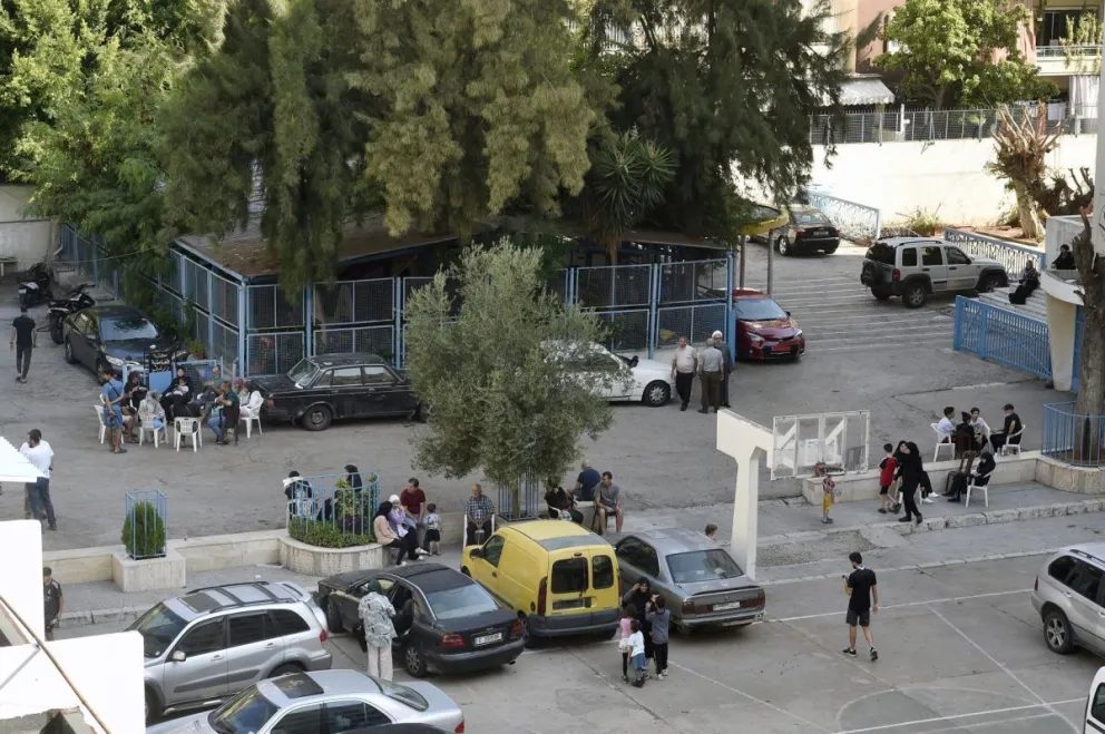 Personas que huyeron del sur del Líbano se reúnen en un refugio improvisado. Foto: EFE