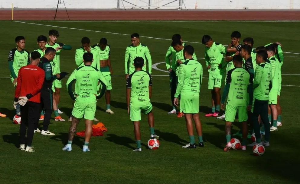Jugadores de la Selección nacional en un entrenamiento pasado en el estadio Hernando Siles. Foto: APG