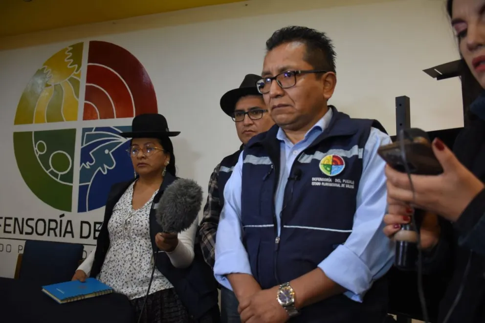 El defensor del Pueblo en la conferencia que ofreció ayer, lunes. Foto: APG