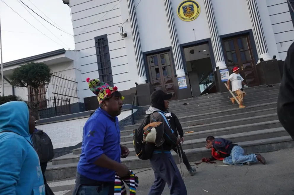 Los enfrentamientos entre los militantes del MAS dejaron vidrios rotos de una unidad educativa en la avenida Montes. Foto: APG.