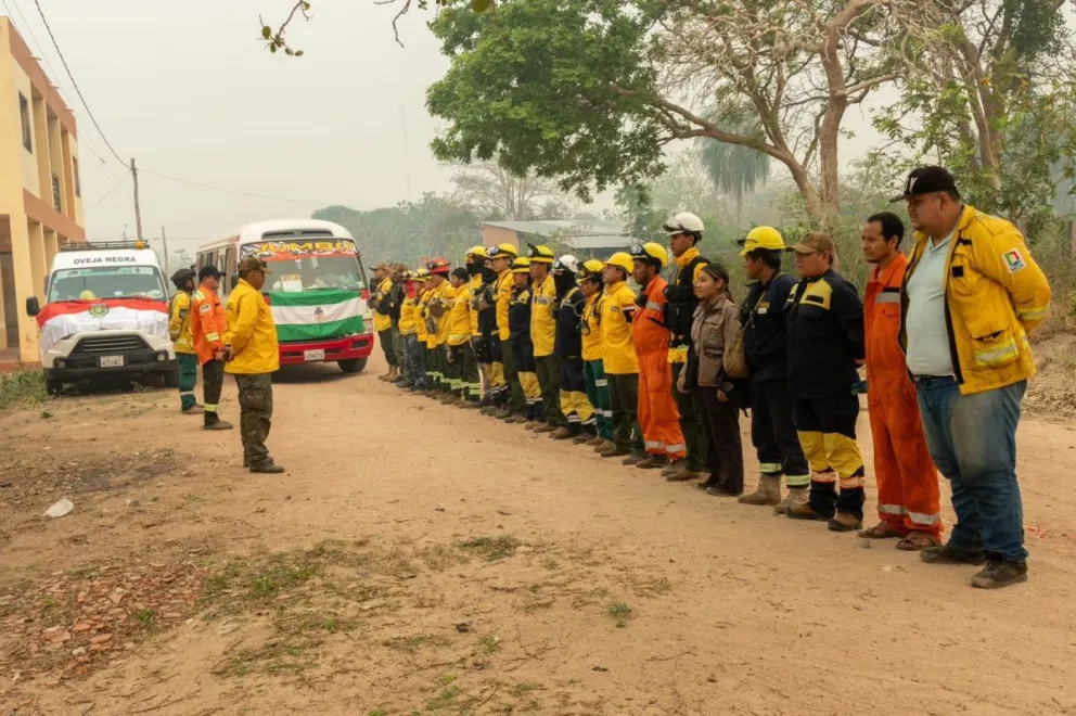 Bomberos que combaten los incendios en San Rafael. Foto: Gobierno Municipal San Rafael De Velasco