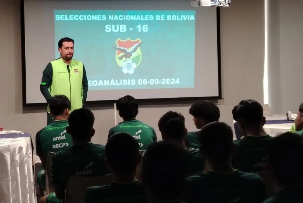 Bernardo Aguirre en una charla técnica a los jugadores de la selección Sub-16 que disputará el Sudamericano desde el 4 de octubre. Foto: Bernardo Aguirre.