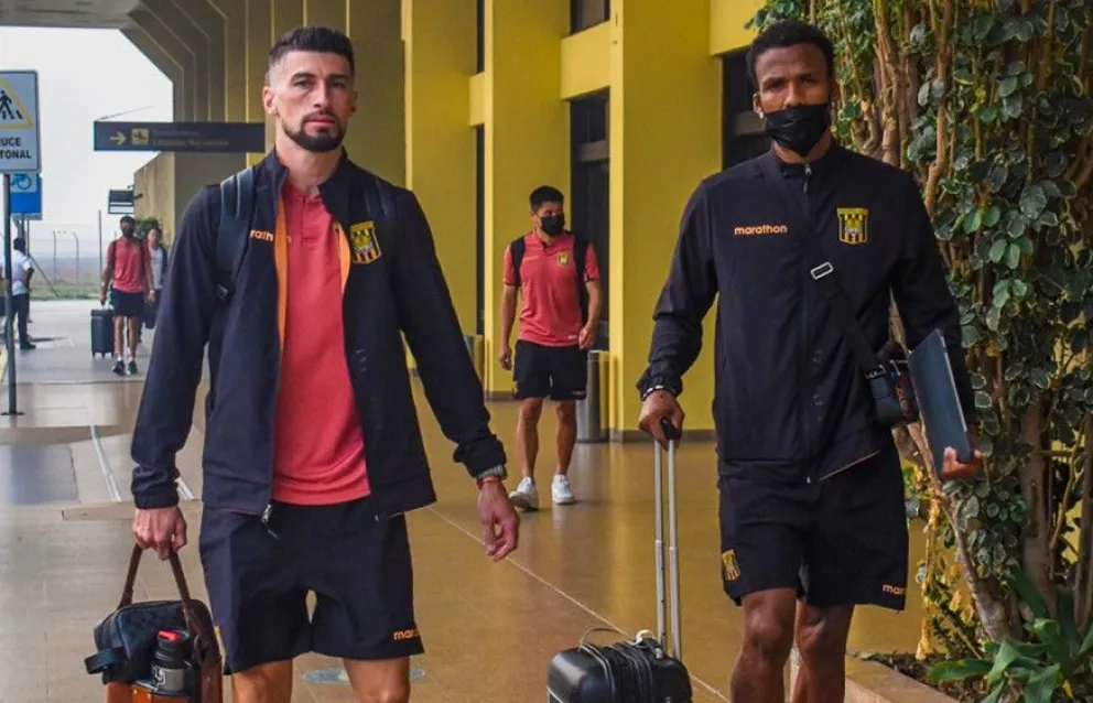 Joel Amoroso (izq.) y Darío Aimar en un viaje anterior del aurinegro. Foto: club The Strongest