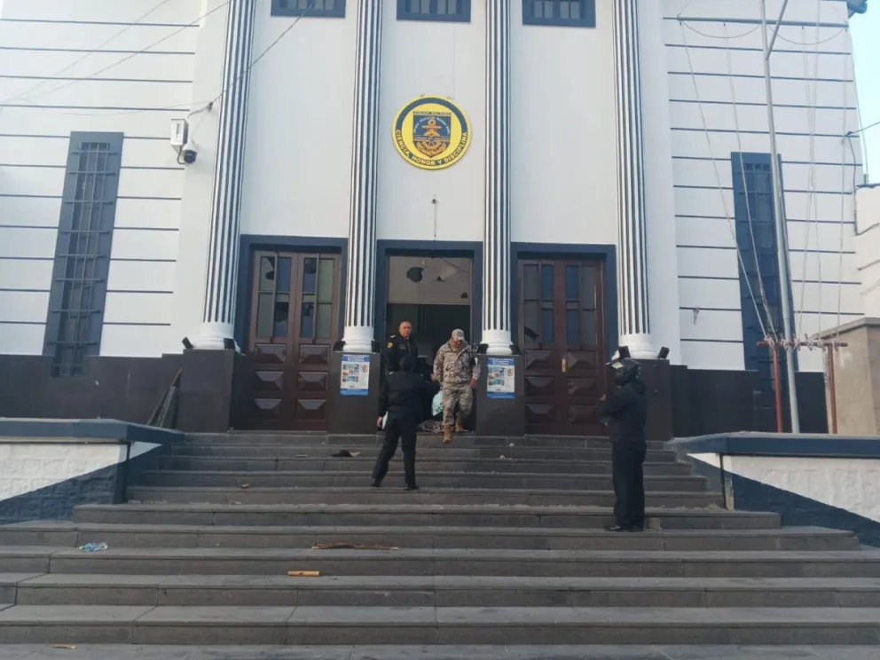 El frontis de la unidad educativa Naval, afectada por las piedras arrojadas por manifestantes. Foto: Edmundo Novillo (Facebook)