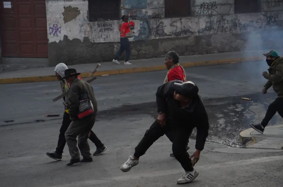 Manifestantes afines al expresidente Evo Morales provocó daños al ornato público, varias instituciones contaban con resguardo policial. Foto: APG