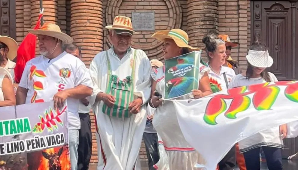 Marcial Fabricano junto a comunarios de la Chuiquitania, ayer en la capital de Santa Cruz. Foto: Red Uno