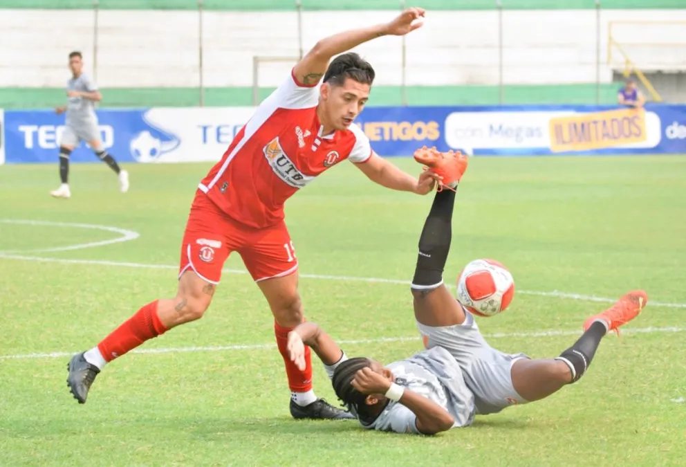 Una incidencia del partido que igualaron Royal Pari y Universitario de Vinto. Foto: APG