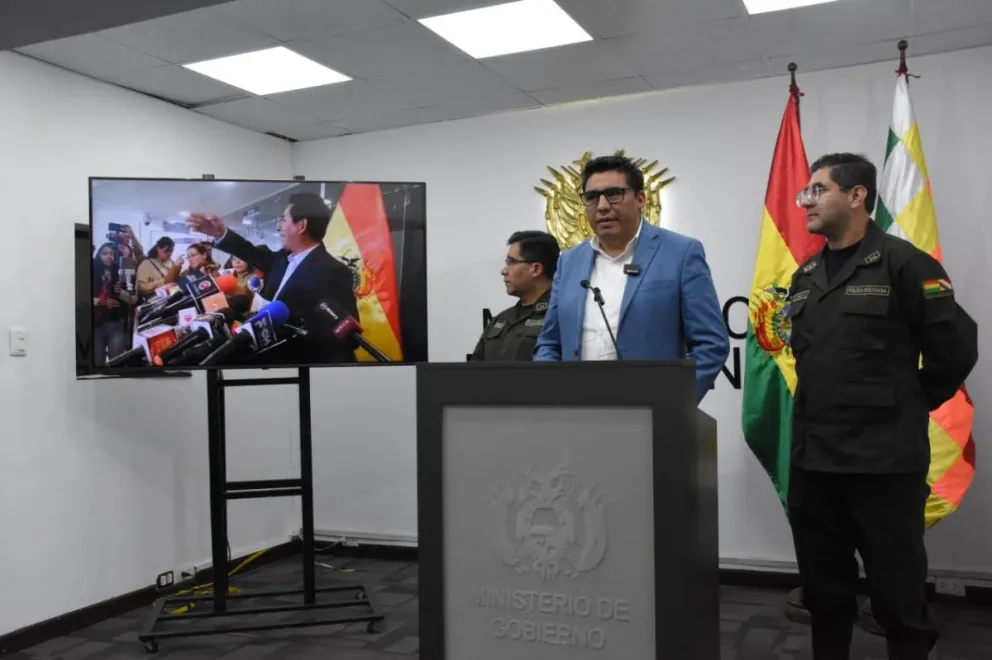 El director de Régimen Penitenciario, Juan Carlos Limpias, brinda conferencia de presa. Foto: APG