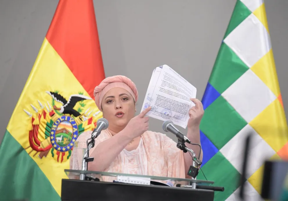 La ministra Prada, en su condición de Canciller interina, esta tarde en rueda de prensa. Foto: ABI