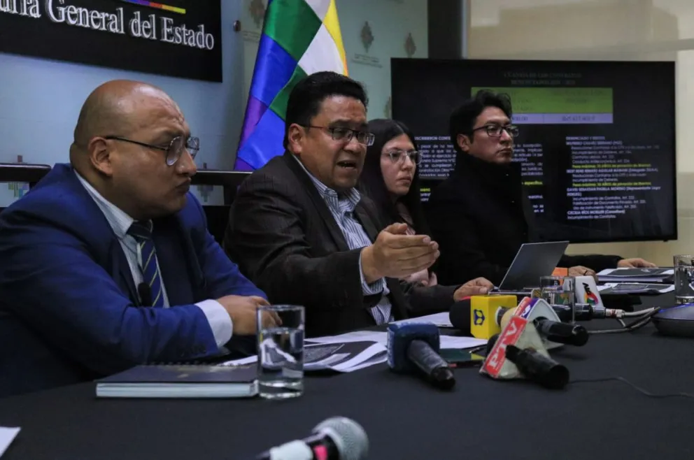 César Siles, procurador general del Estado, y su equipo jurídico, brindan conferencia de prensa. Foto: APG