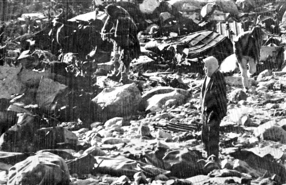 Los familiares intentan reconocer a las víctimas de la tragedia que enlutó al país. Foto: Biblioteca Stronguista