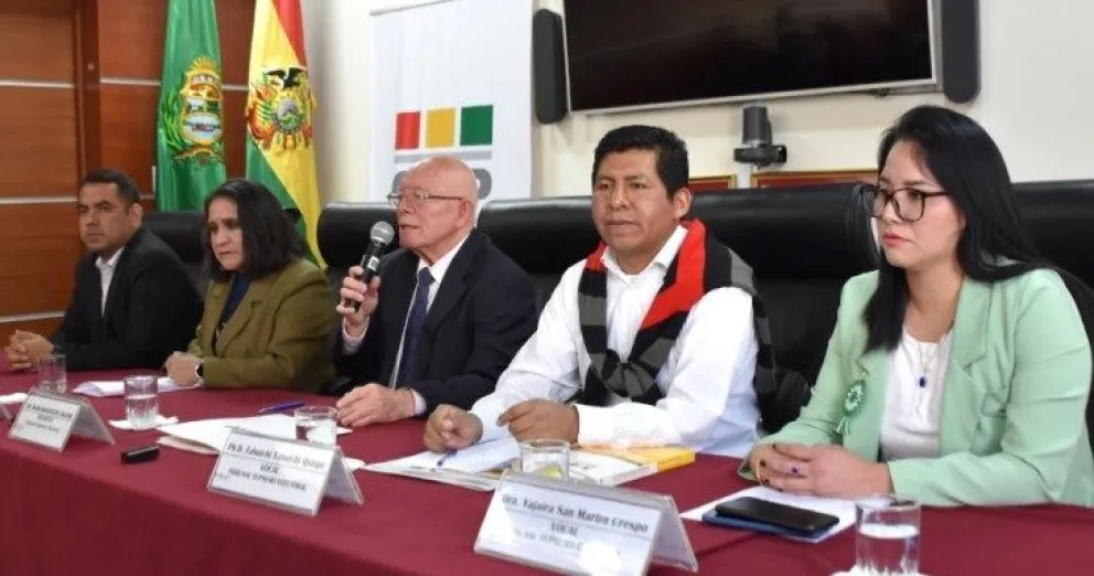 Vocales del TSE en una conferencia de prensa. Foto: TSE