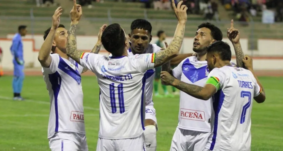 Gualberto Villarroel San José le dio una paliza a Real Tomayapo. En la foto celebran el gol de Javier Sanguinetti (11). Foto APG