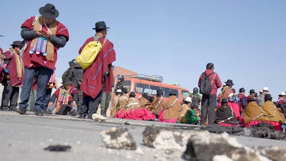 Ponchos Rojos bloquean una ruta en La Paz. Foto: APG