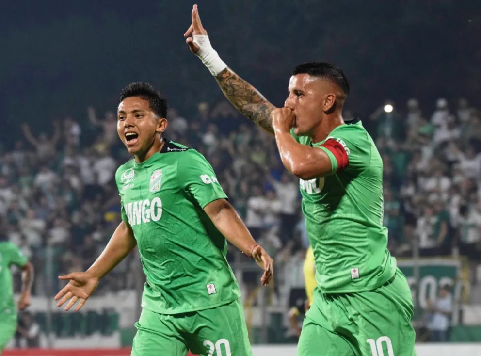 Dorrego, a la derecha, celebra, con García el segundo gol de los refineros. Foto: APG