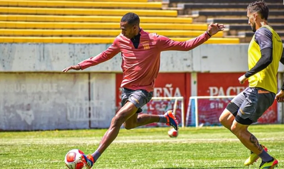 Abdiel Ayarza (izq.) y Luciano Ursino en una práctica atigrada en Achumani. Foto: The Strongest