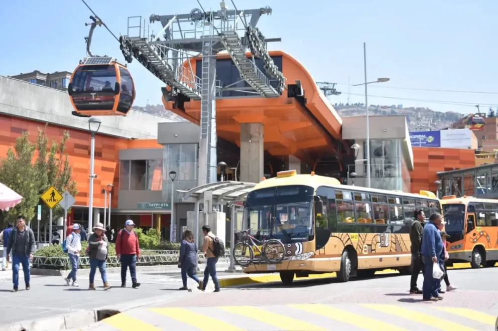 Buses PumaKatari y ChikiTiti en la bahía de estacionamiento de la línea Naranja de Mi Teleférico. Foto: AMUN.