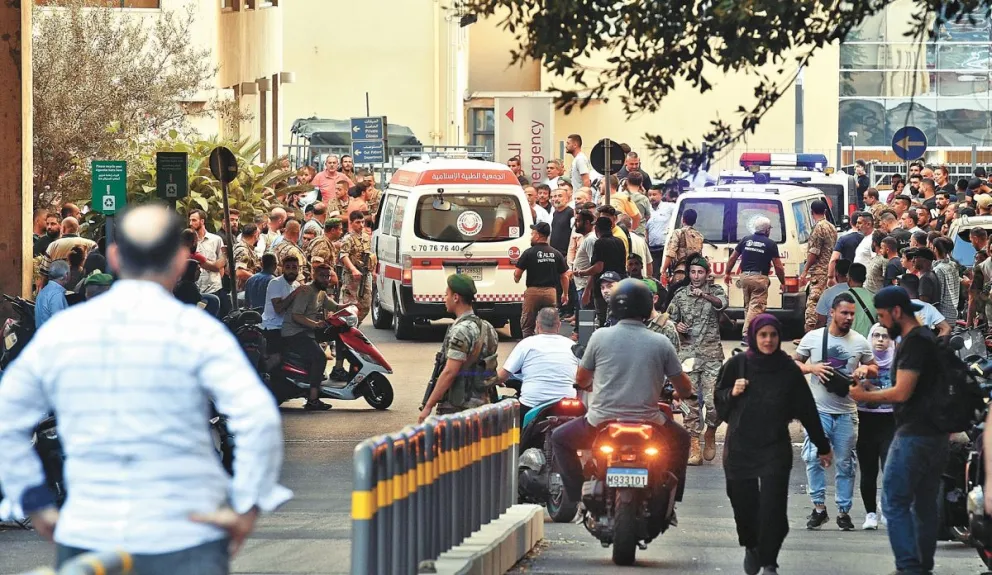 Una ambulancia transporta heridos al Centro Médico de la Universidad Americana de Beirut, tras los ataques. Foto: EFE