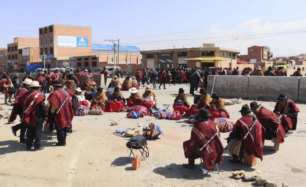 El bloqueo de los ponchos rojos en la vía La Paz-Copacabana. Foto: APG