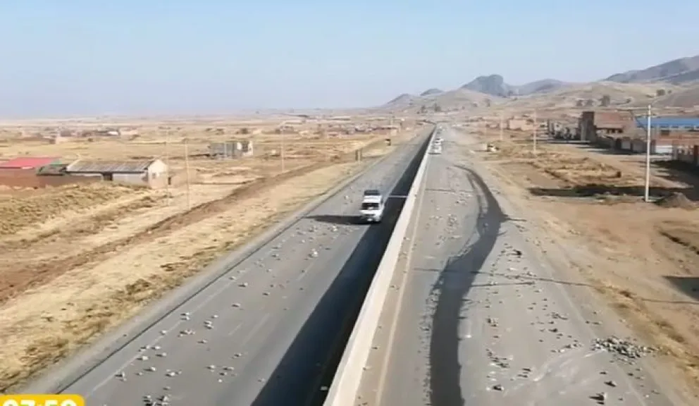 Piedras en la ruta hacia Copacabana, el el sector de Vilaque, este miércoles. Foto: Captura de video
