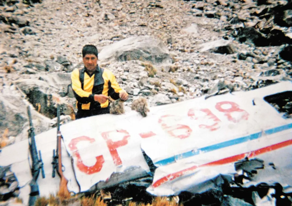 Una persona es fotografiada junto a una de las alas del avión que se accidentó hace 55 años. Foto: Osvaldo Calatayud
