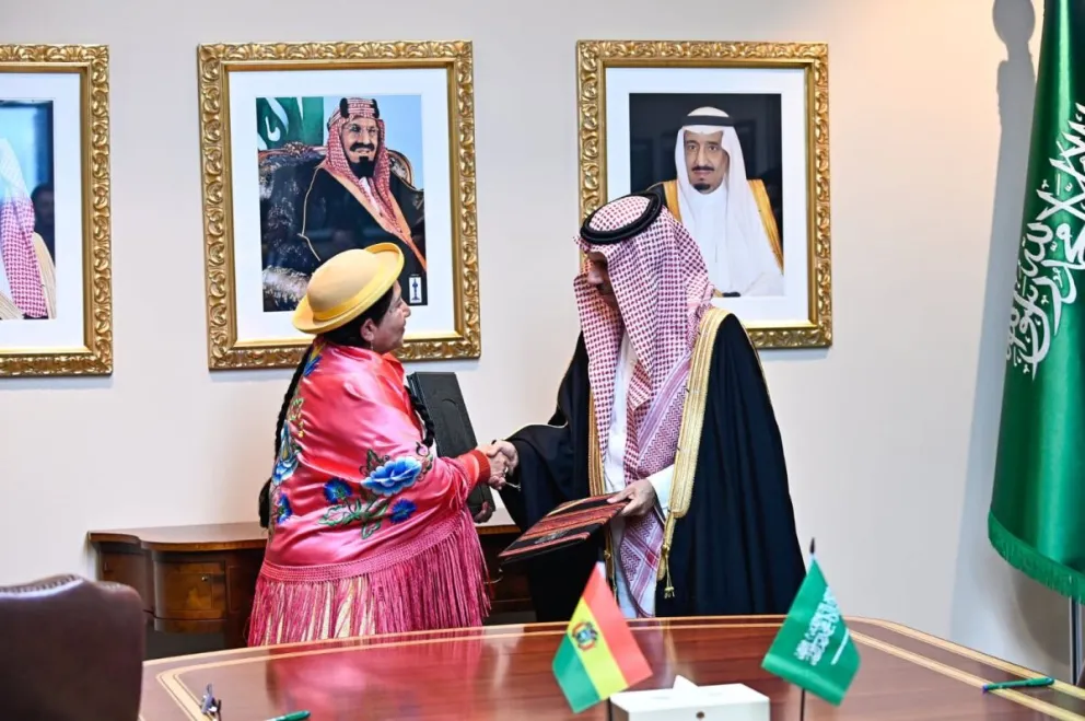 La canciller Celinda Sosa con su homólogo Farhan Al Saud. Foto: Cancillería