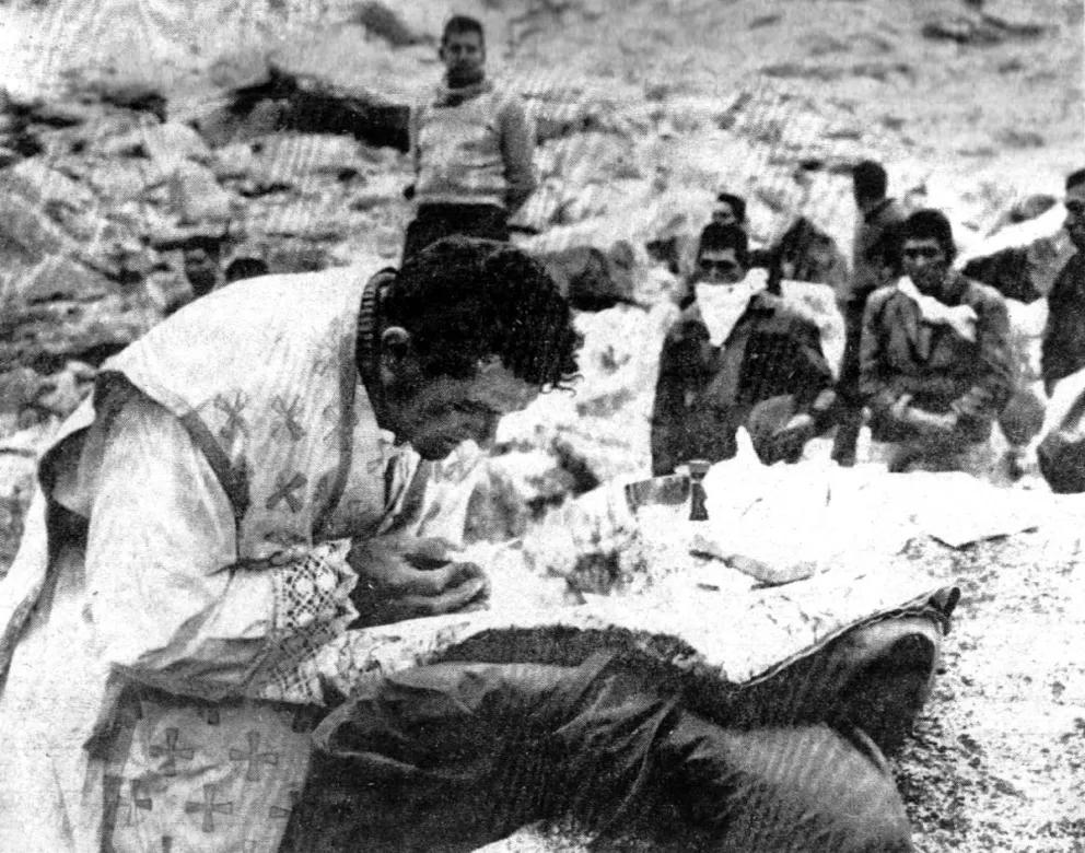 El padre José Ferrari durante la misa, rodeado de los lugareños y de los cuerpos en La Cancha. Foto: Biblioteca Stronguista