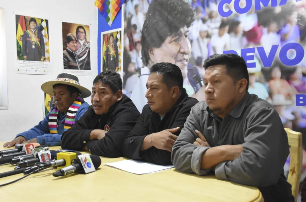 Ponciano Santos y otros dirigentes "evistas" del MAS. Foto: APG