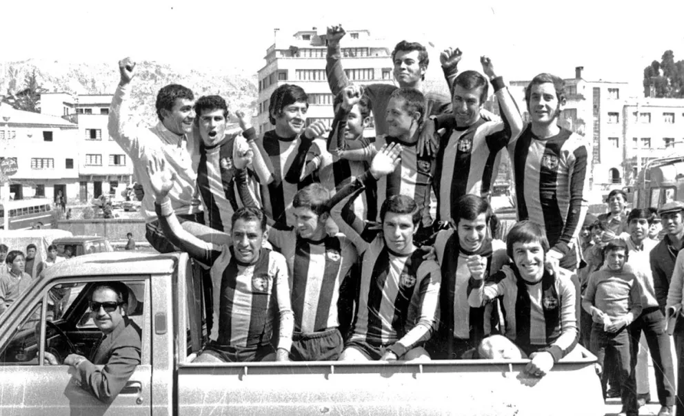 Don Rafo, al mando de su vehículo, y los jugadores del nuevo The Strongest. Los hinchas observan. Foto: Biblioteca Stronguista.