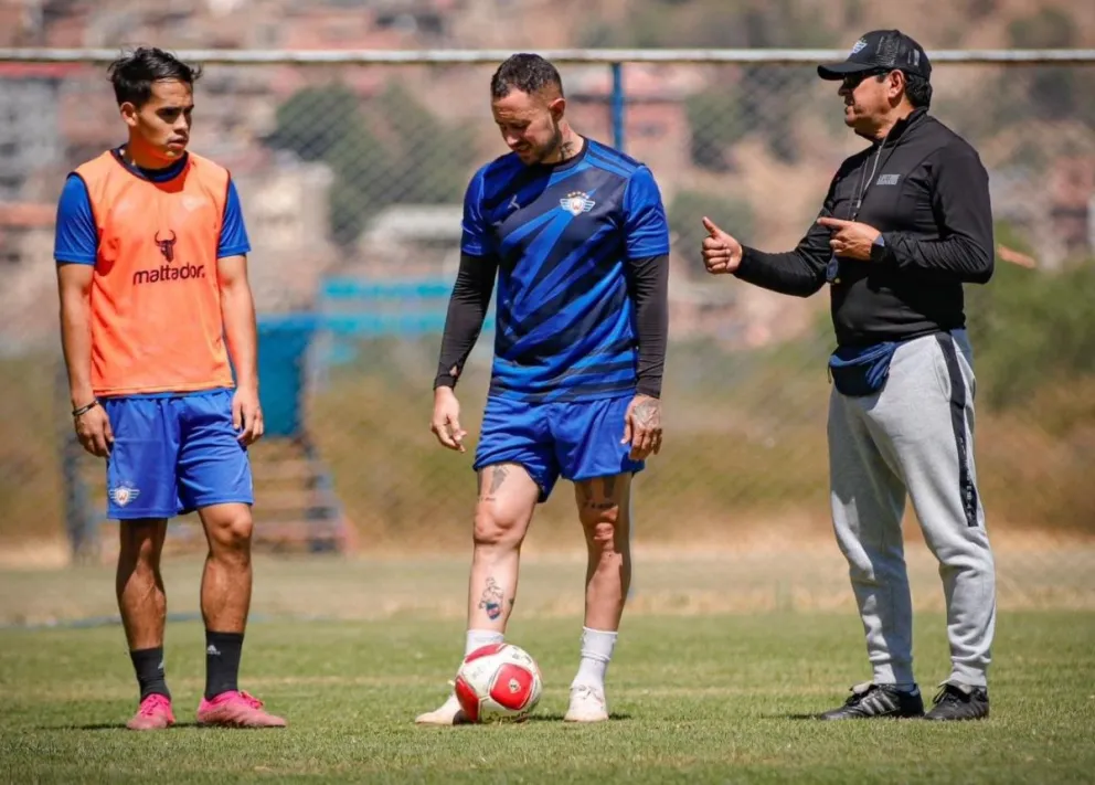 Eduardo Villegas conversa con sus jugadores en el cierre de prácticas de los rojos. Foto: Wilstermann