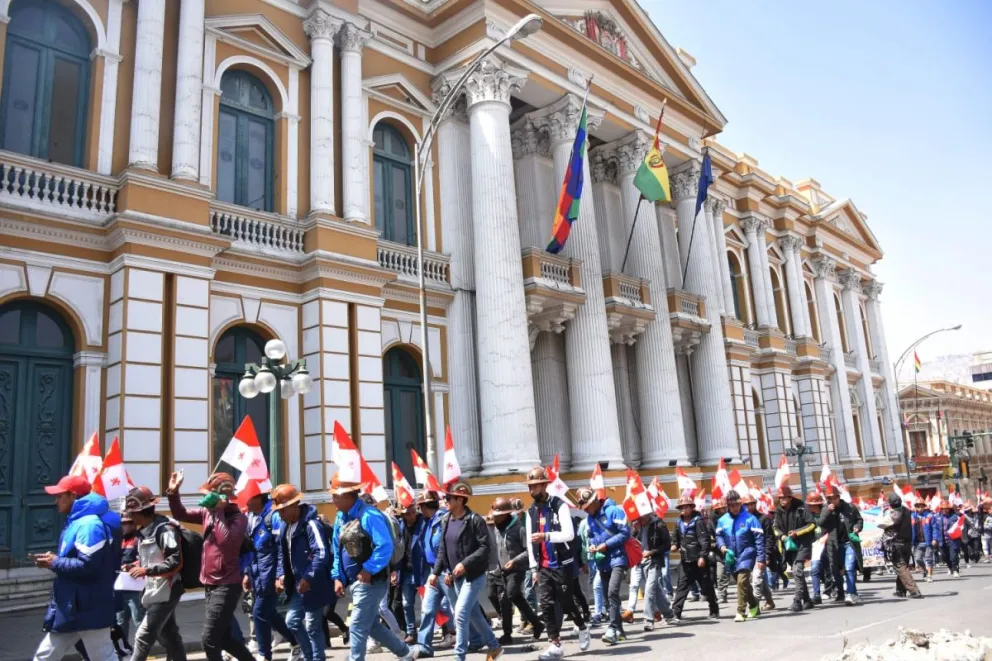 Mineros en la plaza Murillo, este miércoles, en una marcha de apoyo al Gobierno. Foto: APG