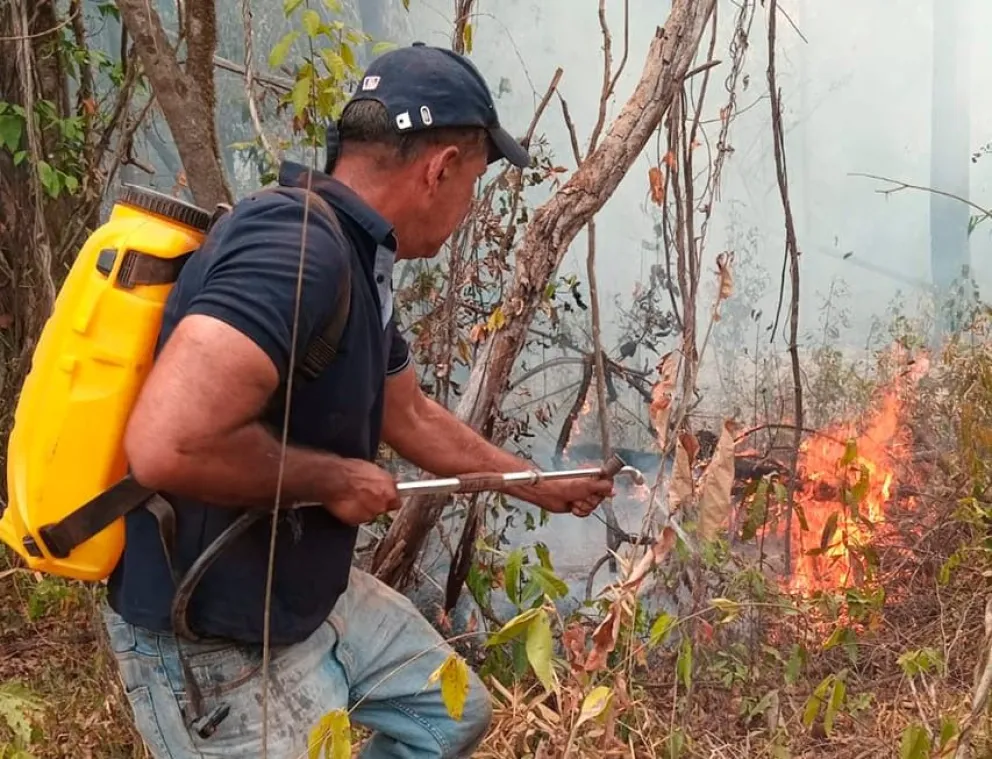 Un bombero intenta sofocar un incendio en Beni. Foto: Gobernación de Beni 