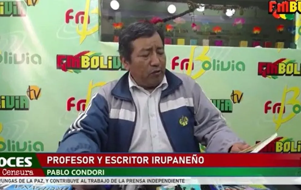 Una entrevista a un profesor en el estudio de la emisora. Foto: Captura de video 